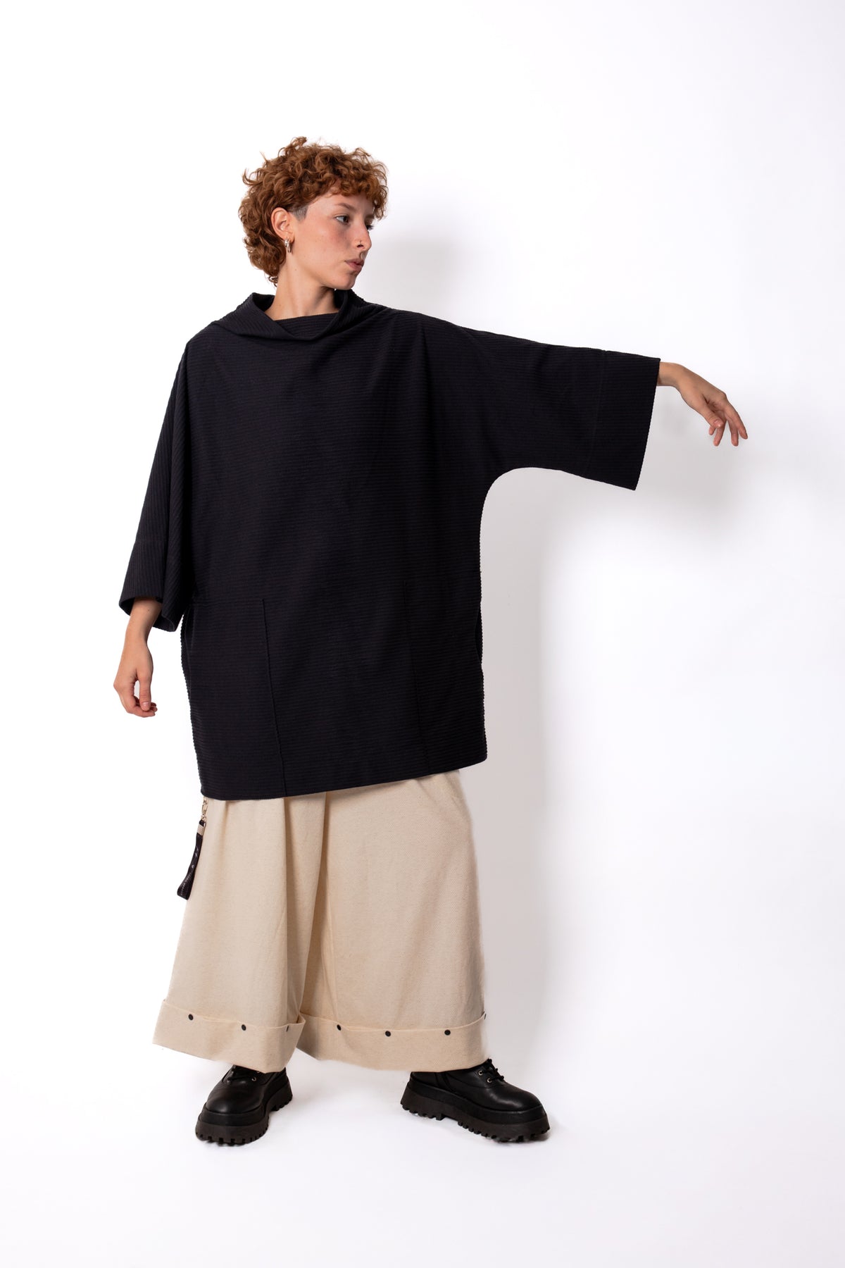 EC-M33-1 blusa gola alta e bolsos